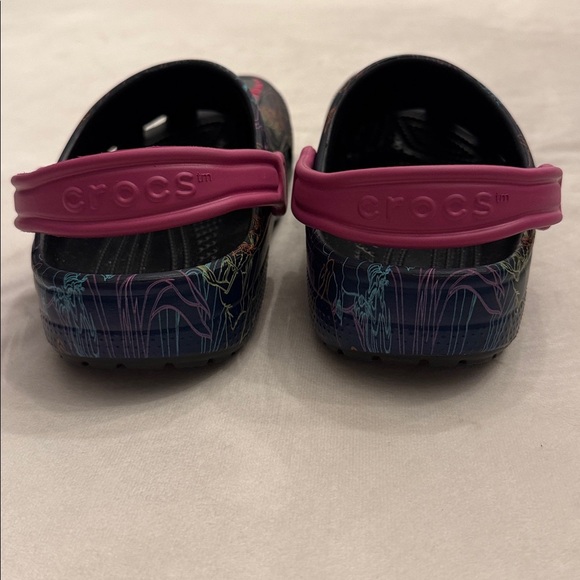 As good as NEW! CROCS Classic Disney Villains, sz J3 - Picture 6 of 12